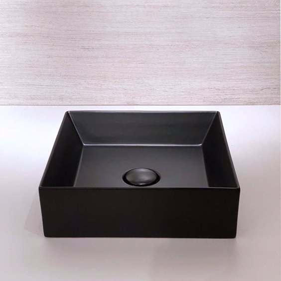 Matt svart firkantet servant i en vakkert enkel design for plassering på benkeplate